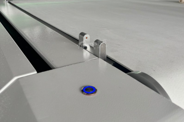 得馬F11高速巡邊異形裁切機(jī)激光對(duì)刀儀