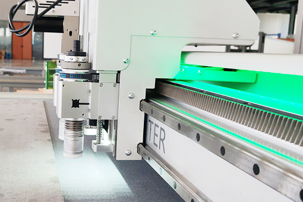 得馬高速裁切機側面